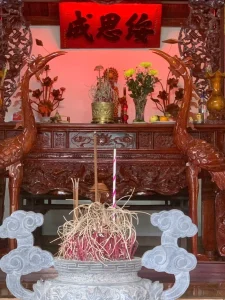 Ban thờ chính với đôi hạc gỗ và hoành phi tại từ đường họ Trần