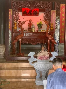 Gian thờ chính từ đường họ Trần với câu đối và lư hương đá